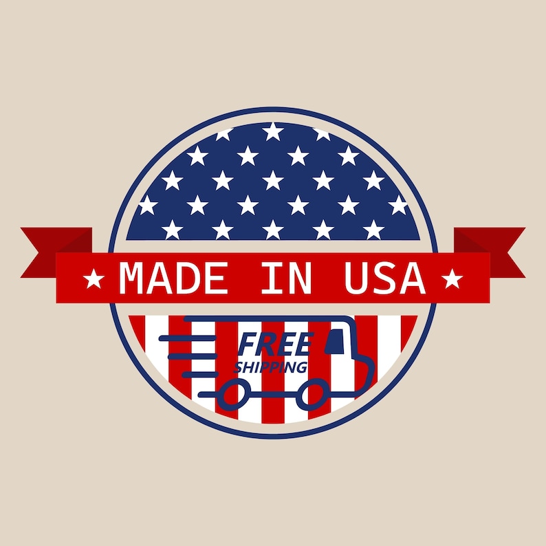 K&ouml;nnte beinhalten: Ein runder Aufkleber in Rot, Wei&szlig; und Blau mit einem wei&szlig;en Stern in jeder Ecke. Die Mitte des Aufklebers zeigt eine stilisierte amerikanische Flagge mit den Worten "MADE IN USA" in roter Schrift auf einem wei&szlig;en Band. Unter der Flagge befindet sich ein blauer LKW mit den Worten "FREE SHIPPING".