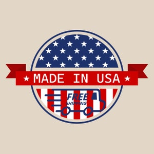 K&ouml;nnte beinhalten: Ein runder Aufkleber in Rot, Wei&szlig; und Blau mit einem wei&szlig;en Stern auf jeder Seite. Der Aufkleber tr&auml;gt den Text "MADE IN USA" in roten Buchstaben und einen blauen LKW mit dem Text "FREE SHIPPING" in wei&szlig;en Buchstaben. Der Aufkleber befindet sich auf einem beigefarbenen Hintergrund.