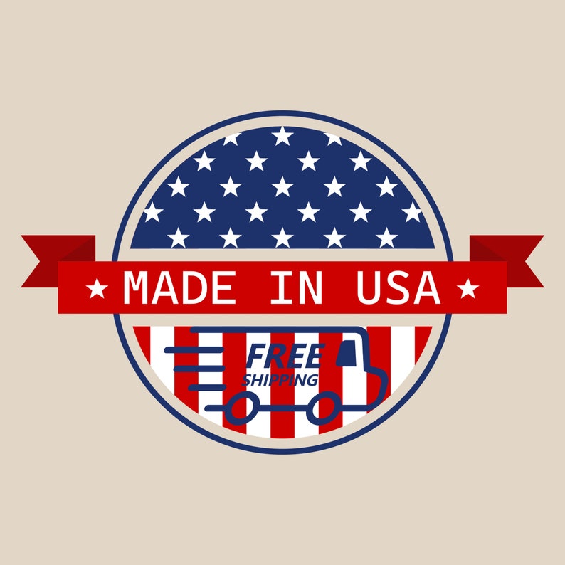 K&ouml;nnte beinhalten: Ein runder Aufkleber in Rot, Wei&szlig; und Blau mit einem wei&szlig;en Stern auf jeder Seite. Der Aufkleber tr&auml;gt den Text "MADE IN USA" in roten Buchstaben und einen blauen LKW mit dem Text "FREE SHIPPING" in wei&szlig;en Buchstaben. Der Aufkleber befindet sich auf einem beigefarbenen Hintergrund.