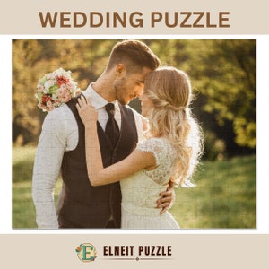 K&ouml;nnte beinhalten: Ein Hochzeitspaar umarmt sich auf einem Feld, der Br&auml;utigam in einem schwarzen Anzug und einer Weste, die Braut in einem wei&szlig;en Spitzenkleid. Die Braut h&auml;lt einen Strau&szlig; aus rosa und wei&szlig;en Blumen. Der Hintergrund ist ein verschwommenes Bild von gr&uuml;nem Gras und B&auml;umen.