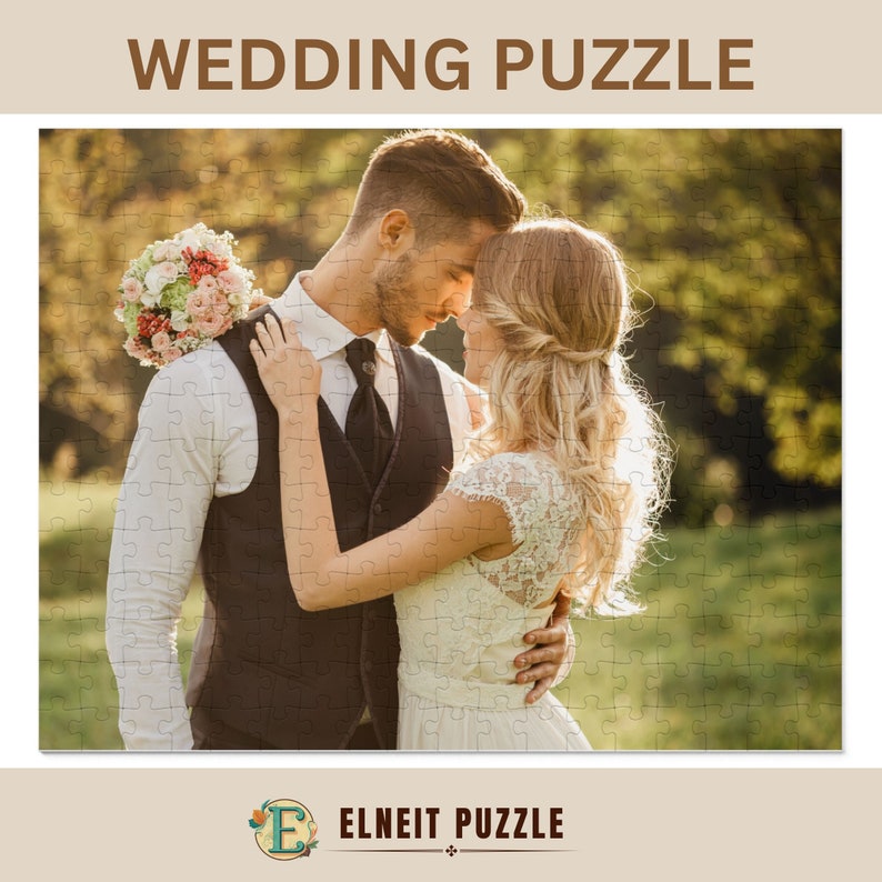 K&ouml;nnte beinhalten: Ein Hochzeitspaar umarmt sich auf einem Feld, der Br&auml;utigam in einem schwarzen Anzug und einer Weste, die Braut in einem wei&szlig;en Spitzenkleid. Die Braut h&auml;lt einen Strau&szlig; aus rosa und wei&szlig;en Blumen. Der Hintergrund ist ein verschwommenes Bild von gr&uuml;nem Gras und B&auml;umen.