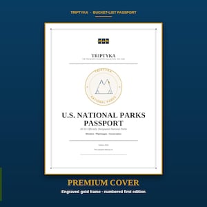 Puede incluir: Un pasaporte rectangular blanco de los Parques Nacionales de EE. UU. con borde dorado. La portada presenta el texto Triptyka, Bucket-List Passport y U.S. National Parks Passport, junto con un logotipo de monta&ntilde;a y las palabras Wonders, Pilgrimages, Conservation.