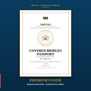 Puede incluir: Una cubierta de pasaporte rectangular blanca con texto y gr&aacute;ficos en dorado y negro. La cubierta presenta el t&iacute;tulo COVERED BRIDGES PASSPORT, un logotipo circular central con un icono de puente y el texto TRIPTYKA, BUCKET-LIST PASSPORT y 2026.