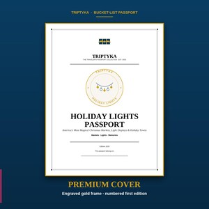 K&ouml;nnte beinhalten: Ein wei&szlig;er, rechteckiger Reisepass-Einband mit goldenem Rahmen und schwarzem Text, der Triptyka, Holiday Lights Passport, America's Most Magical Christmas Markets, Light Displays & Holiday Towns, Markets - Lights - Memories, Edition 2026 lautet.