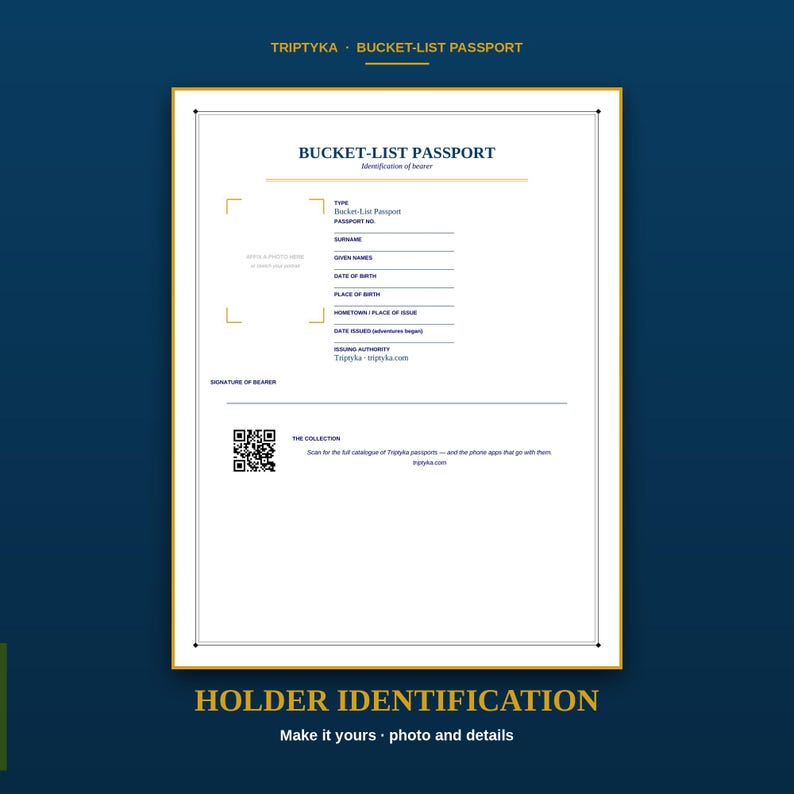 Pu&ograve; includere: Una pagina di identificazione per passaporto bucket-list rettangolare bianca con bordi dorati e testo blu scuro. Presenta campi per i dettagli personali, un segnaposto per foto, una riga per la firma e un codice QR con testo Triptyka.