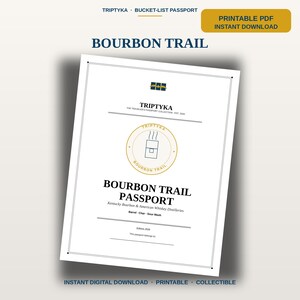 Pu&ograve; includere: Un documento PDF stampabile bianco intitolato BOURBON TRAIL PASSPORT con testo nero e un emblema circolare dorato con un'icona di barile stilizzata. La pagina include il testo TRIPTYKA, Kentucky Bourbon & American Whiskey Distilleries, Barrel, Char, Sour Mash e Edition 2025 con una riga per un nome.