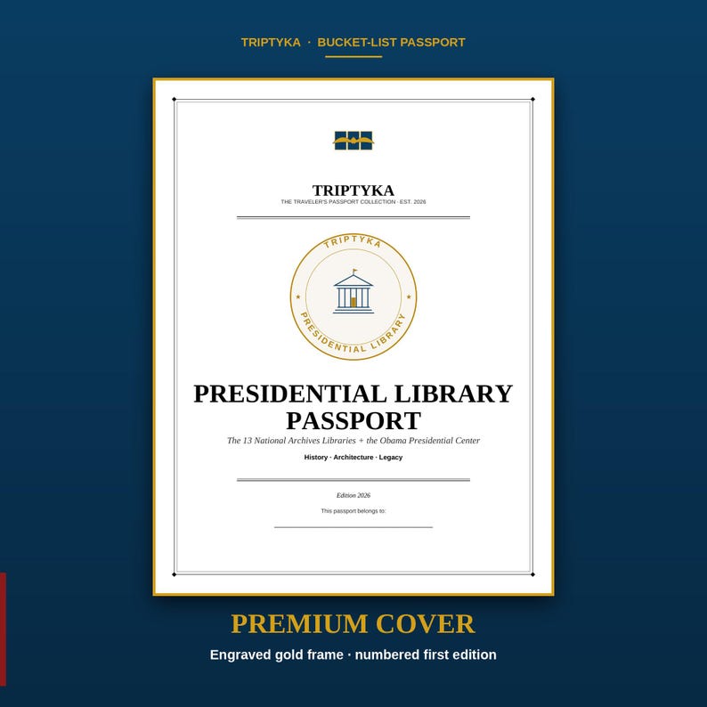 K&ouml;nnte beinhalten: Ein wei&szlig;er, rechteckiger Triptyka Bucket-List Reisepass-Einband mit goldenem Rand. Er enth&auml;lt den Text Presidential Library Passport, The 13 National Archives Libraries + the Obama Presidential Center, History, Architecture, Legacy und Edition 2026.