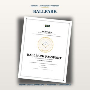 Pu&ograve; includere: Una copertina di libretto Triptyka Ballpark Passport bianca con un emblema circolare dorato e un grafico di un campo da baseball. Il testo recita Triptyka, The Traveler's Passport Collection, Ballpark Passport, All 30 Major League Baseball Stadiums, Insider Tips, Road Trips, Achievements e Edition 2026.