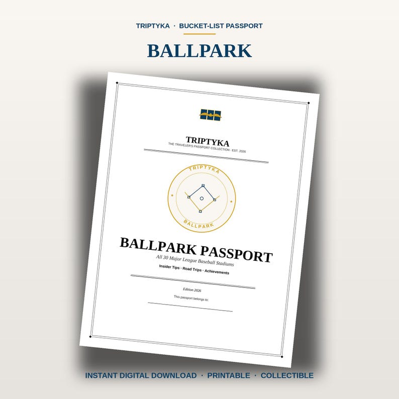 Pu&ograve; includere: Una copertina di libretto Triptyka Ballpark Passport bianca con un emblema circolare dorato e un grafico di un campo da baseball. Il testo recita Triptyka, The Traveler's Passport Collection, Ballpark Passport, All 30 Major League Baseball Stadiums, Insider Tips, Road Trips, Achievements e Edition 2026.