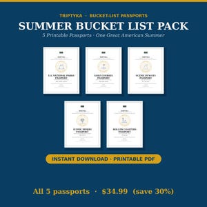 Pu&ograve; includere: Un set di cinque passaporti stampabili bianchi intitolati Summer Bucket List Pack di Triptyka. I passaporti sono etichettati U.S. National Parks, Golf Courses, Scenic Byways, Iconic Diners e Roller Coasters, ognuno con un'icona dorata.