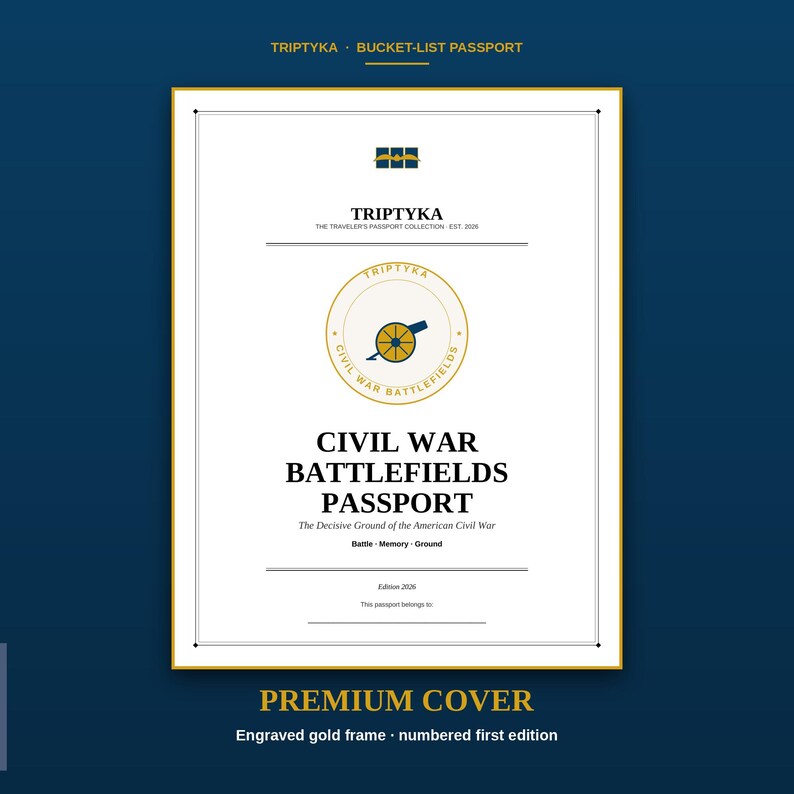 Może przedstawiać: Biała, prostokątna okładka paszportu ze złotym i granatowym tekstem oraz grafiką. Okładka zawiera tytuł CIVIL WAR BATTLEFIELDS PASSPORT, centralną ikonę armaty oraz tekst TRIPTYKA, THE TRAVELER'S PASSPORT COLLECTION EST. 2026.