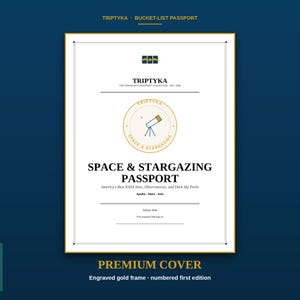 Pu&ograve; includere: Una copertina per passaporto rettangolare bianca con bordo dorato che riporta il testo TRIPTYKA BUCKET-LIST PASSPORT in alto. Al centro &egrave; presente un logo circolare con l'icona di un telescopio e la scritta SPACE & STARGAZING PASSPORT.
