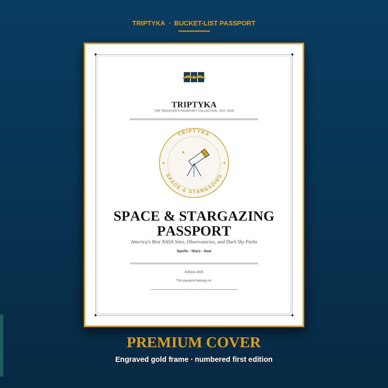 Pu&ograve; includere: Una copertina per passaporto rettangolare bianca con bordo dorato che riporta il testo TRIPTYKA BUCKET-LIST PASSPORT in alto. Al centro &egrave; presente un logo circolare con l'icona di un telescopio e la scritta SPACE & STARGAZING PASSPORT.