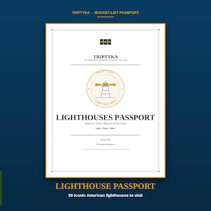 Pu&ograve; includere: Una copertina per passaporto rettangolare bianca con testo e grafica in oro e blu scuro. La copertina riporta il testo TRIPTYKA, LIGHTHOUSES PASSPORT, America's Iconic Beacons of the Coast e un logo circolare raffigurante un faro.