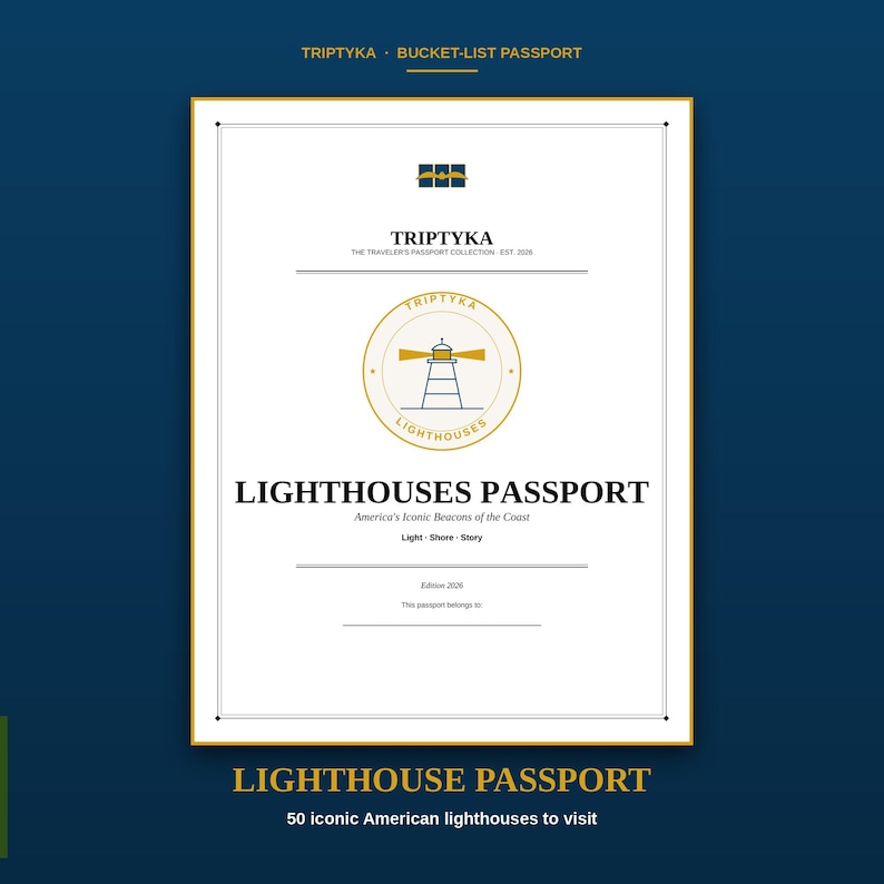 Pu&ograve; includere: Una copertina per passaporto rettangolare bianca con testo e grafica in oro e blu scuro. La copertina riporta il testo TRIPTYKA, LIGHTHOUSES PASSPORT, America's Iconic Beacons of the Coast e un logo circolare raffigurante un faro.