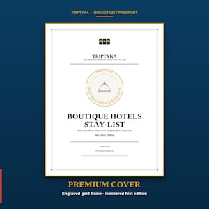 Pu&ograve; includere: Un libretto passaporto rettangolare bianco con cornice dorata e testo blu scuro. La copertina presenta il titolo TRIPTYKA, BUCKET-LIST PASSPORT e BOUTIQUE HOTELS STAY-LIST, insieme a un logo circolare centrale che raffigura una cloche da hotel.