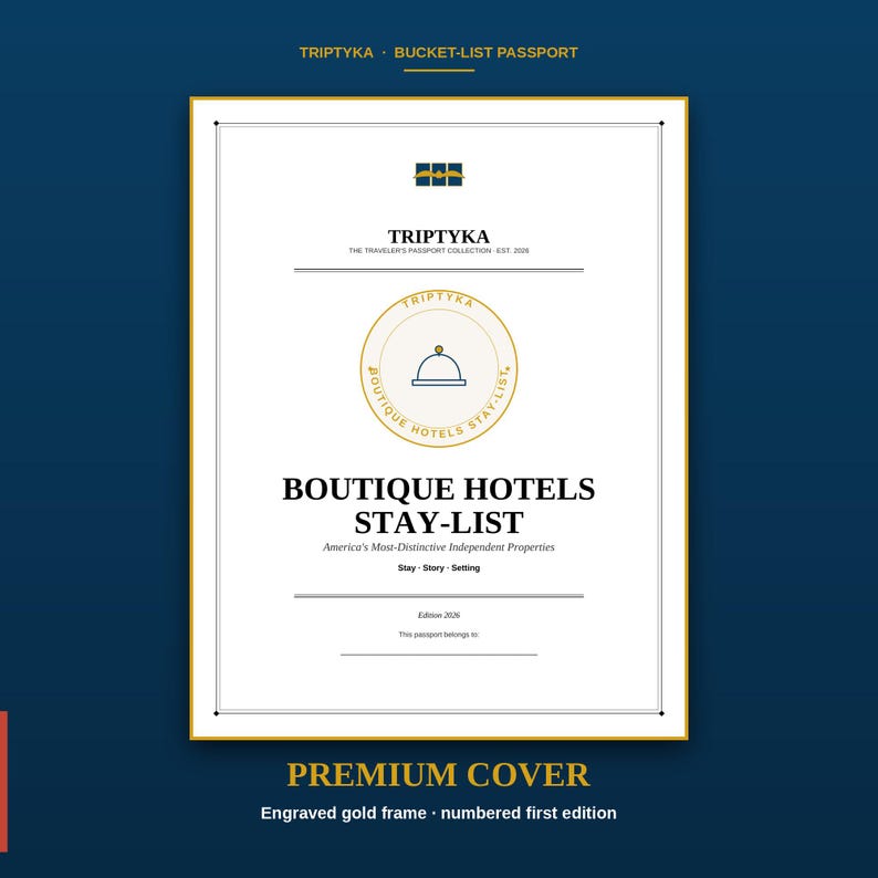 Pu&ograve; includere: Un libretto passaporto rettangolare bianco con cornice dorata e testo blu scuro. La copertina presenta il titolo TRIPTYKA, BUCKET-LIST PASSPORT e BOUTIQUE HOTELS STAY-LIST, insieme a un logo circolare centrale che raffigura una cloche da hotel.