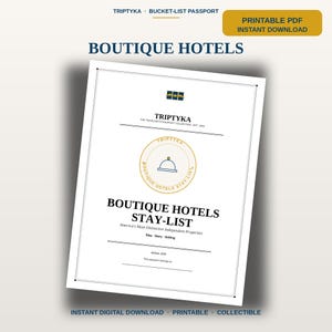 Pu&ograve; includere: Un documento bianco intitolato BOUTIQUE HOTELS STAY-LIST con un logo circolare dorato raffigurante un'icona a forma di cloche. Il testo include TRIPTYKA, THE TRAVELER'S PASSPORT COLLECTION, EST. 2026, America's Most-Distinctive Independent Properties, Stay-Story-Setting e Edition 2026.