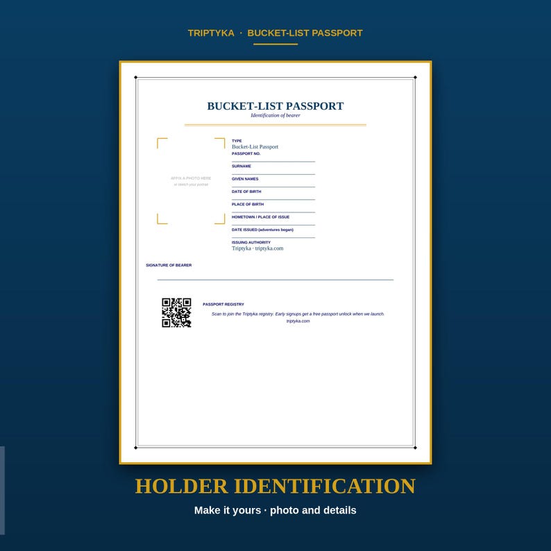 K&ouml;nnte beinhalten: Eine wei&szlig;e, rechteckige Bucket-List Passport Identifikationsseite mit dunkelblauem Text und goldenen Akzenten. Sie enth&auml;lt Felder f&uuml;r pers&ouml;nliche Daten, einen Platzhalter f&uuml;r Fotos, einen QR-Code f&uuml;r das Register und das Triptyka-Branding.