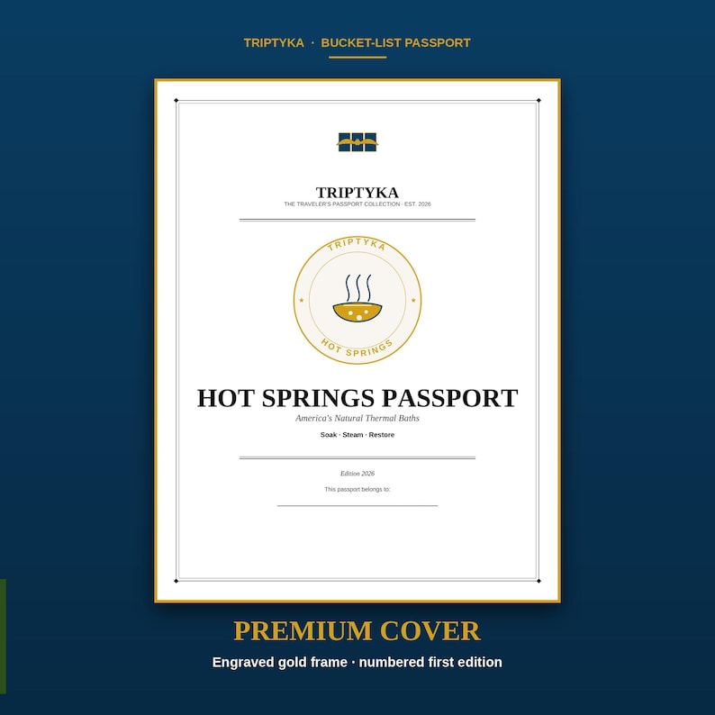 Peut inclure: Un livret rectangulaire Hot Springs Passport avec une couverture blanche et une bordure dor&eacute;e. Le texte indique Triptyka, The Traveler's Passport Collection, Hot Springs Passport, America's Natural Thermal Baths, Soak, Steam, Restore et Edition 2026.