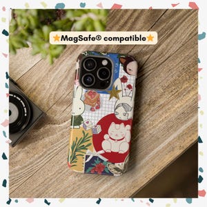 Op de afbeelding: Een kleurrijke telefoonhoes met verschillende cartoonfiguren en ontwerpen, waaronder een kat, een konijn en een ster. De hoes is compatibel met MagSafe.