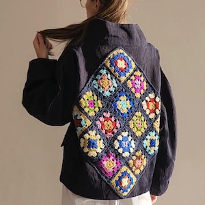Oversized spijkerjack: met de hand geborduurd, blauwe inkttextuur, oma vierkant wollen inzetstuk, ballonmouwen