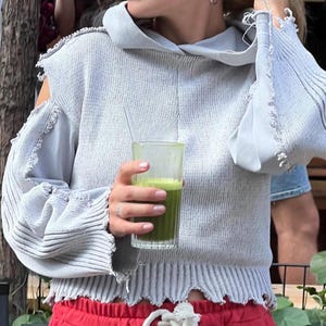 Grauer Upcycled Hoodie: Überarbeiteter Strukturstrickstoff, überarbeitete Denim-Details, rohe Kanten, S-Größe