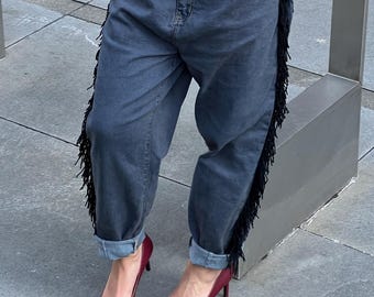 Jean banane bleu encre vintage retravaillé : denim upcyclé taille haute avec franges, tissu teint à la main
