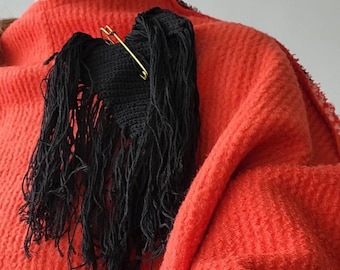 Broche de corazón negro tejido a mano: broche gótico con flecos de algodón