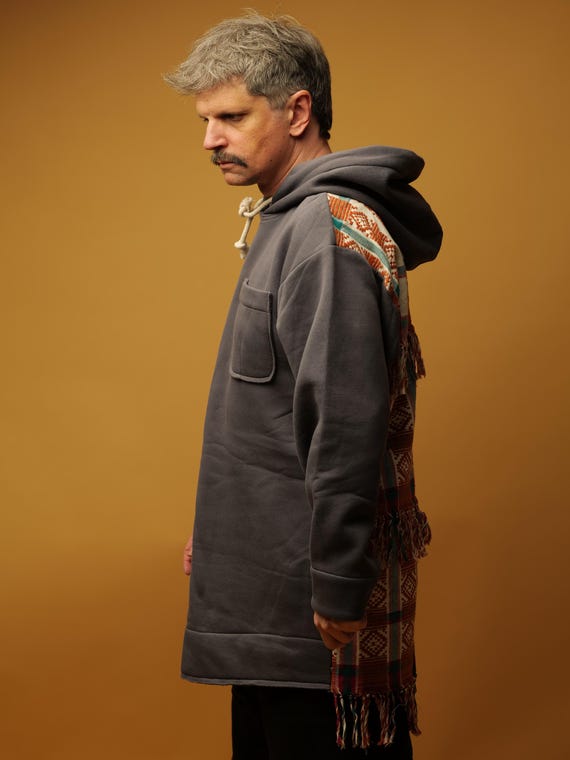 Sudadera con capucha para hombre gris con adornos: espalda vintage