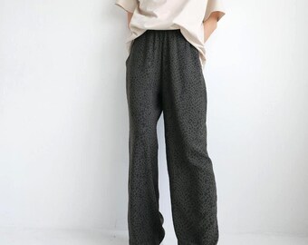 Pantalones de algodón con estampado de leopardo: cintura alta, estampado animal verde y marrón, algodón ligero y natural.