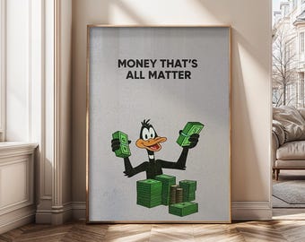 Op de afbeelding: Een ingelijste poster met Daffy Duck die groene bankbiljetten vasthoudt. De tekst "MONEY THAT'S ALL MATTER" staat bovenaan. De cartoon eend is zwart met een oranje snavel en wordt omringd door stapels groen geld.
