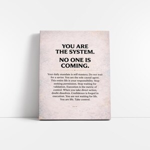 Könnte beinhalten: Rechteckiger Leinwanddruck mit dem Text "YOU ARE THE SYSTEM. NO ONE IS COMING." in fetter schwarzer Schrift. Darunter steht ein motivierender Text über Selbstbeherrschung und Eigenverantwortung. Der Hintergrund hat eine strukturierte, cremefarbene Optik.