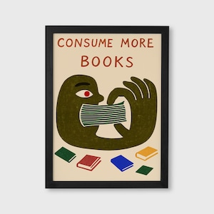 Puede incluir: Una impresión artística enmarcada con el texto "CONSUME MORE BOOKS" en letras marrones. La ilustración representa una figura verde comiendo una pila de páginas a rayas verdes y blancas. Varias ilustraciones de libros pequeños y coloridos en la parte inferior.