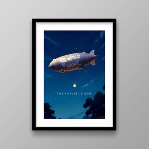 Puede incluir: Un póster de estilo vintage con un fondo azul oscuro que presenta un gran dirigible gris con las palabras "THE WORLD IS YOURS" escritas en él. El dirigible está volando sobre una silueta de bosque oscuro con una pequeña luz amarilla colgando de él. El texto "THE FUTURE IS NOW" está escrito debajo del dirigible.