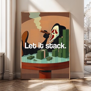 Puede incluir: Una impresión artística enmarcada que presenta una figura de dibujos animados con una máscara de Ghostface, fumando un cigarro y rodeada de montones de dinero. El texto "Let it stack" se muestra en blanco. La obra de arte tiene un esquema de color marrón, verde y rojo.