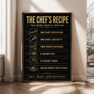 Op de afbeelding: Een zwarte rechthoekige muurposter met gouden tekst en iconen getiteld THE CHEF'S RECIPE FOR WORK WORTH SERVING. Het bevat ingrediënten zoals één deel discipline, nieuwsgierigheid, geduld, een scherp oog, een vaste hand en respect voor het vak.