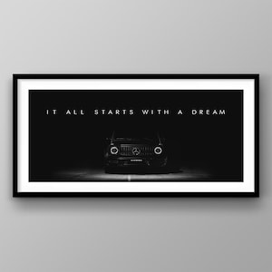 Può includere: Stampa incorniciata in bianco e nero con un SUV nero. Il testo "IT ALL STARTS WITH A DREAM" è in bianco in alto. Il SUV è centrato, illuminato da un riflettore.