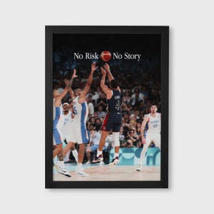Puede incluir: Impresión enmarcada que presenta una escena de un partido de baloncesto. Un jugador con uniforme azul y rojo lanza el balón, con el texto "No Risk No Story" arriba. Otros jugadores con uniformes blancos y azules son visibles.