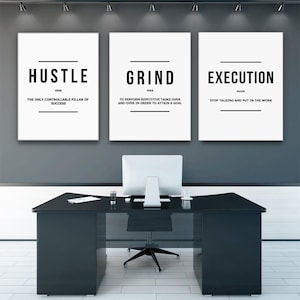 Puede incluir: Tres carteles enmarcados con las palabras "HUSTLE", "GRIND" y "EXECUTION" en negro sobre blanco. Los carteles están sobre un escritorio negro con una computadora y una silla. El texto de los carteles incluye definiciones.