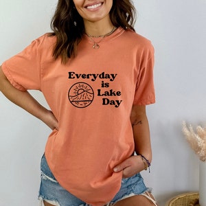 Everyday is Lake Day Shirt / Casual Lake T-Shirt / Unisex Comfort Colors Shirt / Camicia carina da uomo da donna