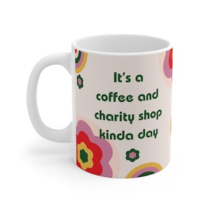É um café e uma loja de caridade, um tipo de dia de brechó, caneca de café e chá de segunda mão, presente de novidade, xícara