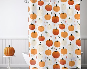 Puede incluir: Cortina de ducha blanca con un patrón repetido de calabazas naranjas y blancas. Las calabazas son estilizadas y tienen un diseño simple.