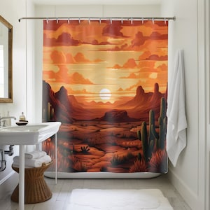 Könnte beinhalten: Ein Duschvorhang mit einer Wüstenlandschaft mit einem Sonnenuntergangshimmel, Bergen und Kakteen. Der Himmel ist leuchtend orange und gelb mit Wolken und einer strahlenden Sonne. Die Berge sind braun und felsig, und die Kakteen sind grün und hoch.
