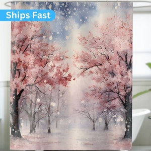 Könnte beinhalten: Aquarellmalerei einer verschneiten Waldszene mit rosa Kirschblütenbäumen. Die Bäume stehen im Vordergrund und der Hintergrund ist ein sanftes Blau mit weißen Schneeflocken.