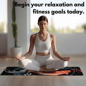 Pu&ograve; includere: Una donna &egrave; seduta in posizione di loto su un tappetino da yoga con un design di pesce koi colorato. Il tappetino &egrave; nero con vortici blu e bianchi e un pesce koi rosso e arancione. Il testo "Begin your relaxation and fitness goals today." &egrave; in alto nell'immagine.