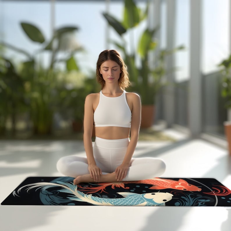 Pu&ograve; includere: Un tappetino da yoga con sfondo nero e un design colorato di due pesci koi. I pesci nuotano in cerchio con un motivo floreale intorno a loro. Il tappetino &egrave; perfetto per lo yoga, la meditazione o gli esercizi di stretching.
