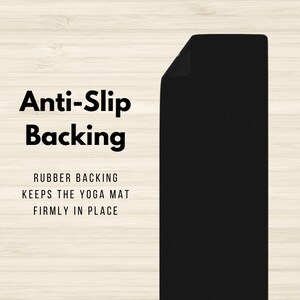Pu&ograve; includere: Tappetino da yoga nero con retro in gomma. Il testo "Anti-Slip Backing" &egrave; stampato sul tappetino. Il testo "Rubber Backing Keeps the Yoga Mat Firmly in Place" &egrave; anche stampato sul tappetino.