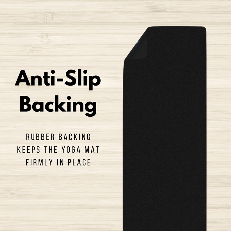 Pu&ograve; includere: Tappetino da yoga nero con retro in gomma. Il testo "Anti-Slip Backing" &egrave; stampato sul tappetino. Il testo "Rubber Backing Keeps the Yoga Mat Firmly in Place" &egrave; anche stampato sul tappetino.