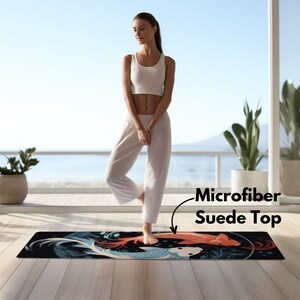 Pu&ograve; includere: Un tappetino da yoga nero con un design di pesci colorati. Il tappetino ha una parte superiore in microfibra scamosciata.